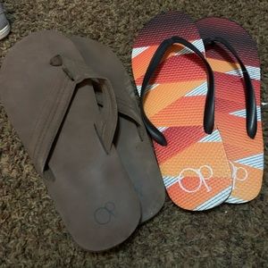 2 pairs flip flops
